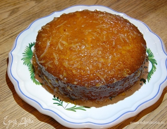 Готовый кекс часто наколоть деревянной шпажкой, вынуть из формы и переложить на блюдо. Полить теплой пропиткой и растопленным джемом. Подавать остывшим.