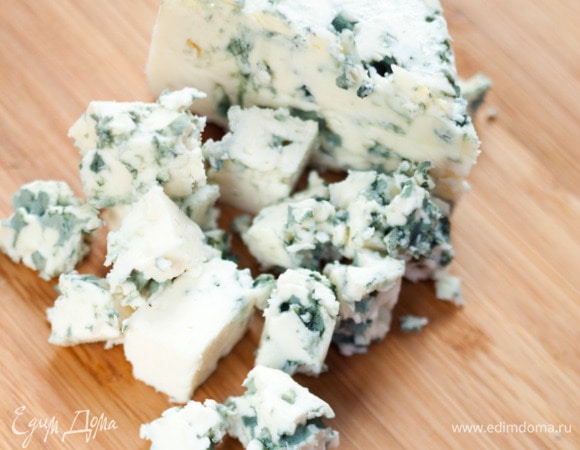 Голубой сыр нарезать маленькими кубиками.