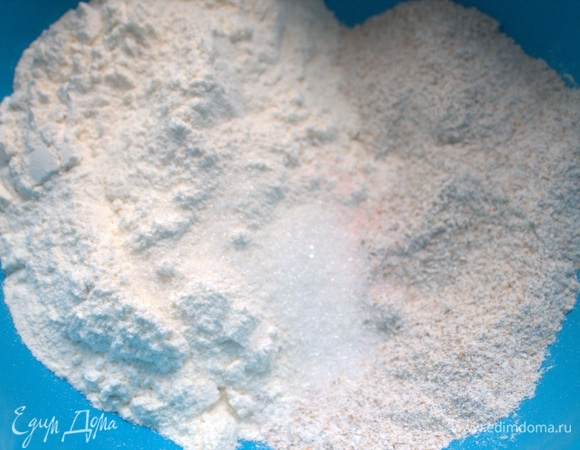 Смешать оба вида муки с солью, сахаром.