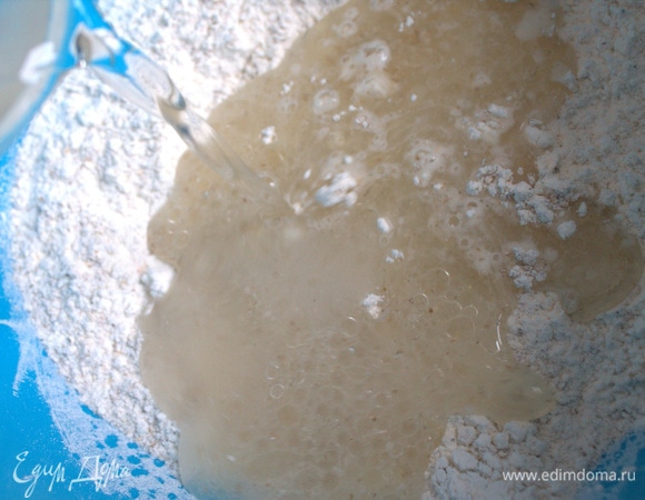 В теплой воде размешать масло, влить в муку.