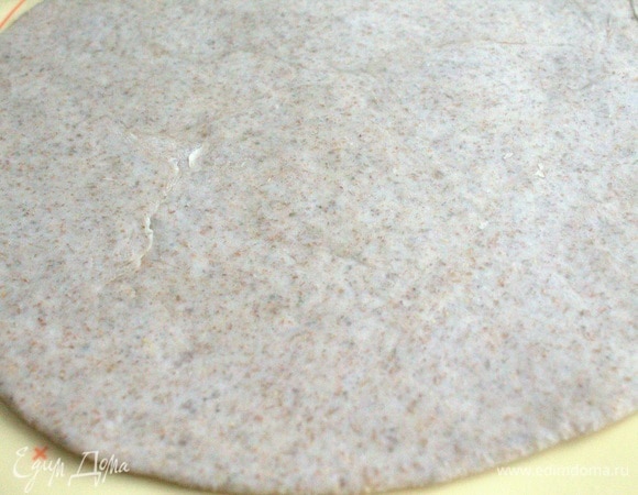 Из теста сделать ком, дать полежать в пакете на столе, пока делаем начинку. Позже раскатать в пласт больше по размеру, чем форма, в которой будем печь.