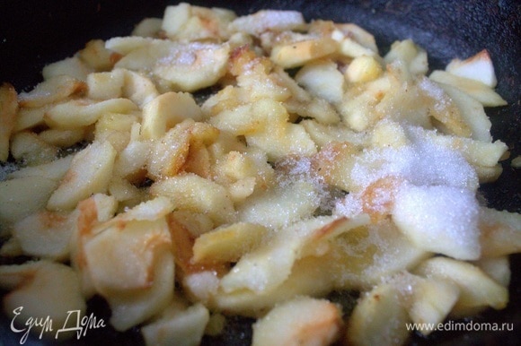 Для начинки очистить яблоки, нарезать и потушить с сахаром в сковороде.