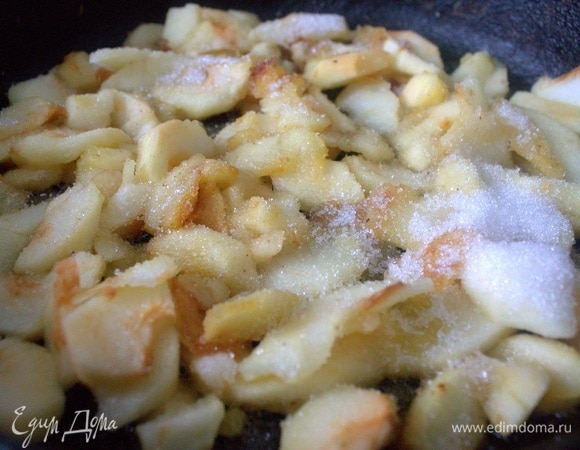Для начинки очистить яблоки, нарезать и потушить с сахаром в сковороде.