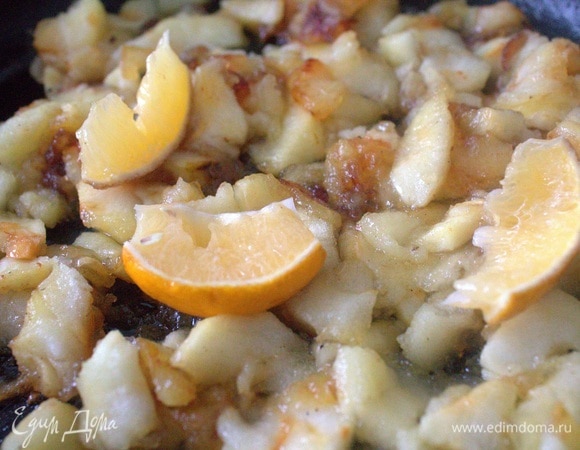 Добавить кусочек масла и выжать сок. Дать яблокам слегка поджариться-закарамелизироваться.