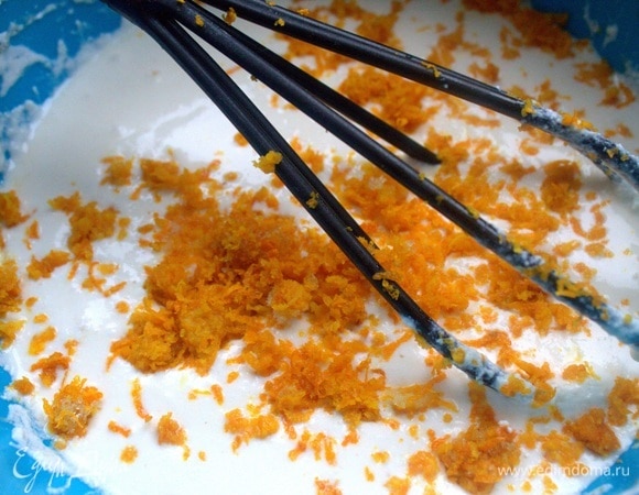 Добавить цедру апельсина.