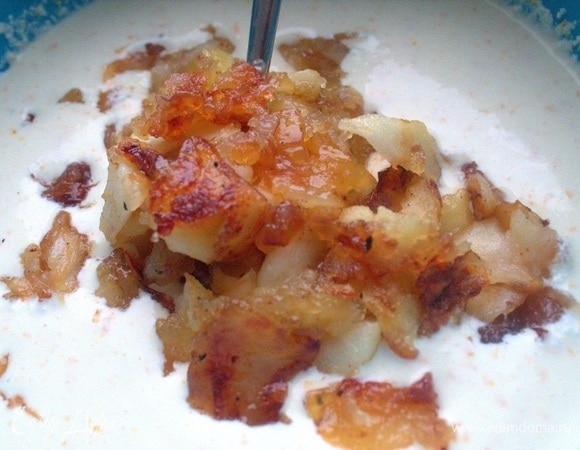 Перенести в заливку карамелизированные яблоки. Перемешать.