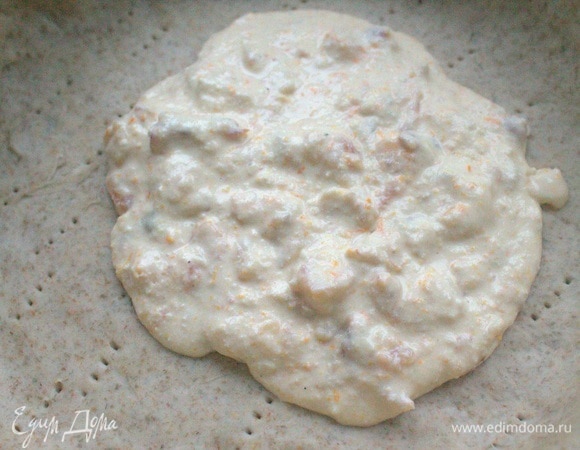 На пласт теста нанести начинку, но только в центр.