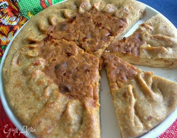 Края можно смазать сливками, сметаной или молоком. Выпекать при 180°C 35–40 минут.