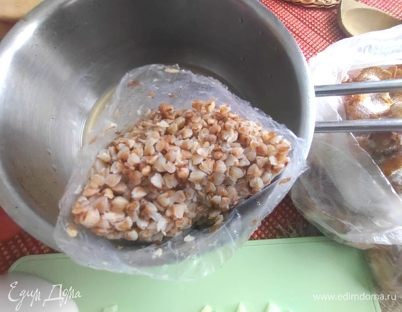 Гречку отварить, достаточно одного пакетика.