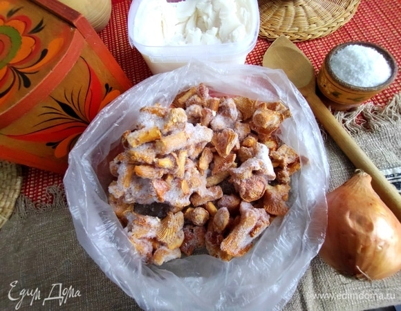 Грибы достаем из заморозки.