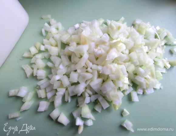 Луковицу измельчить.