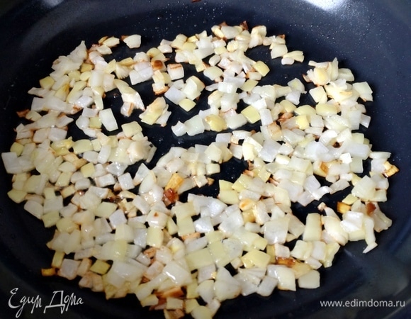 Обжарить на растительном масле, кто постится, или на смальце не в пост.