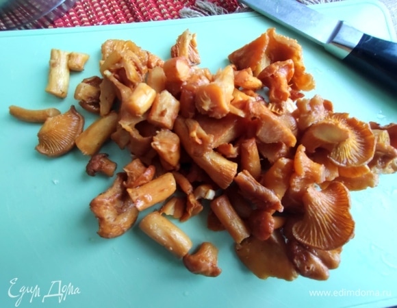 Грибы нарезать. Они очень быстро размораживаются.