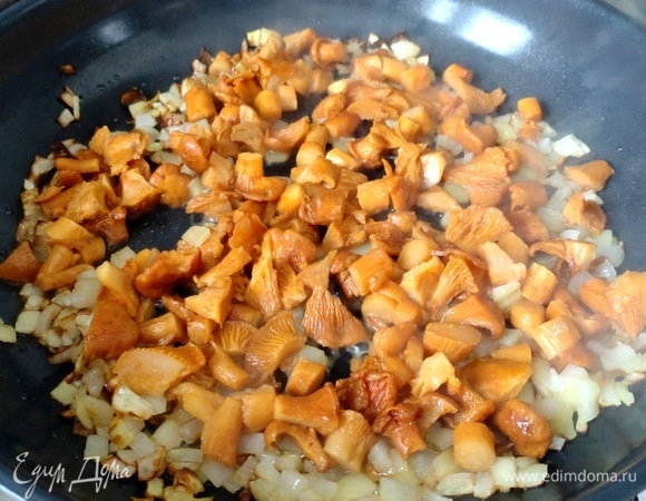 Перенести грибы к луку. Обжарить, помешивая.