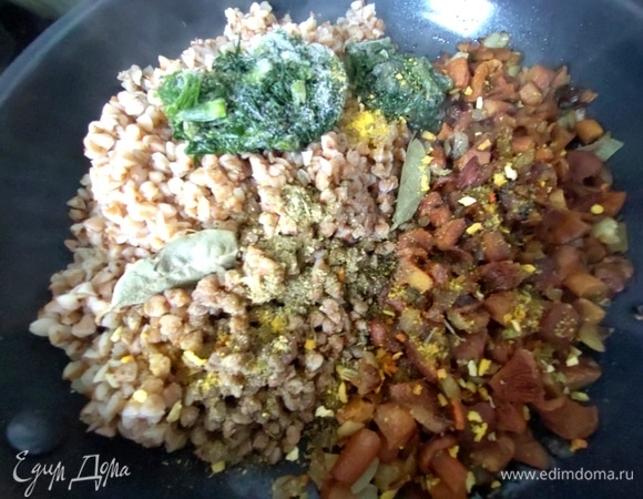 Высыпать готовую крупу с приправами для бульона и пр.