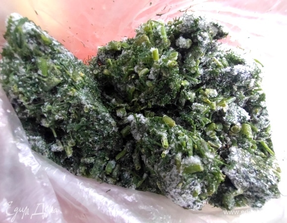 Добавить ложку укропа из заготовки.