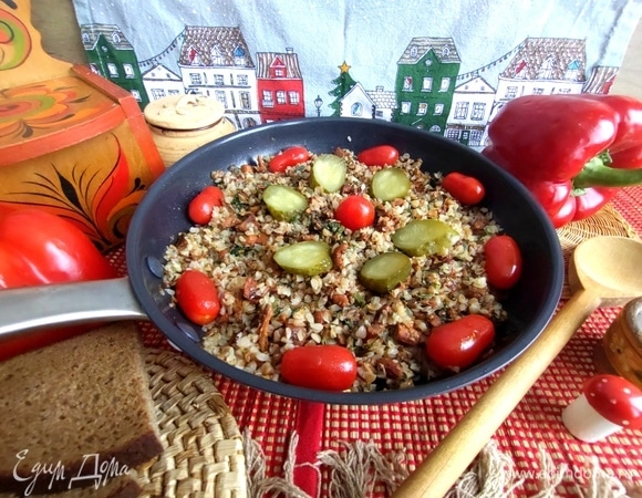 Потушить все вместе под крышкой на небольшом огне. Можно влить 3–4 ложки кипятка, чтобы не пригорело.