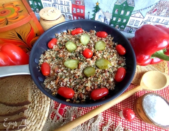 Подать с помидорами и маринованным огурчиком.