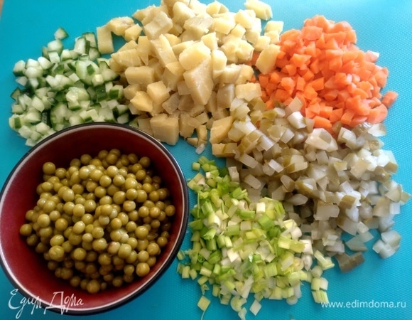 Отварить, очистить, нарезать овощи мелким кубиком.