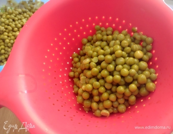 Процедить горошек, водичку от него не выливать.