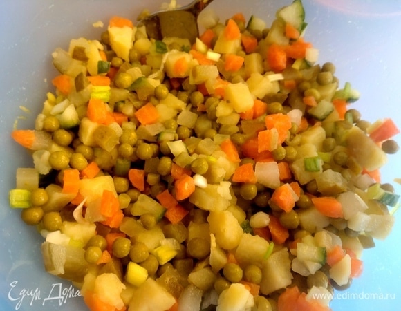 Смешать состав. От лука я взяла белую часть. Можно добавить еще кислое яблочко.