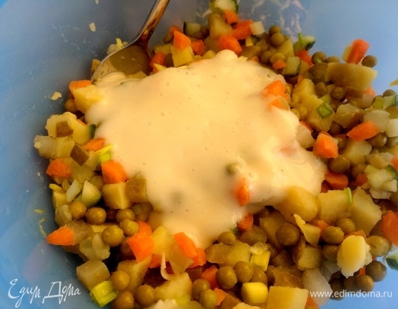 Заправить постным майонезом.