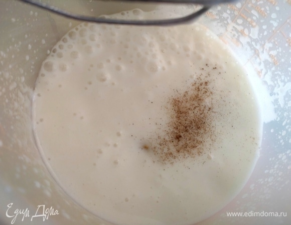 Влить растительное масло струйкой и взбивать блендером. Всыпать специи и снова взбить.