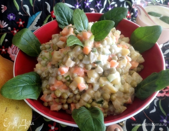 Подать салат в салатнике, украсив зеленью, листиками шпината.