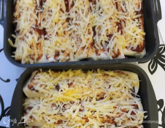 Выложить лепешки в смазанную маслом форму для выпекания. У меня 2 формы на 8 лепешек. Сверху смазать лепешки томатным соусом и посыпать натертым на крупной терке сыром. Поставить в разогретую до 180°C духовку. Когда сыр полностью расплавится, наши лепешки готовы. Приятного аппетита!