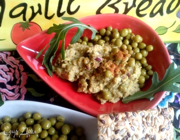 Из оставшегося горошка приготовьте паштет-намазку: https://www.edimdoma.ru/retsepty/151525-pashtet-iz-olivok-i-goroshka.