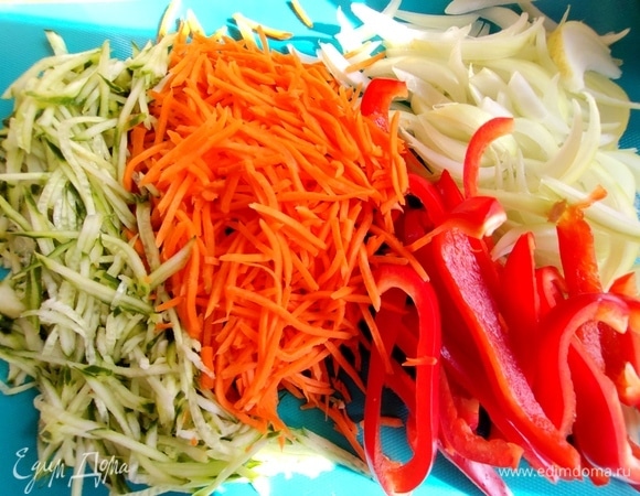 Затем тонко нашинковать их (можно с помощью специальной терки).