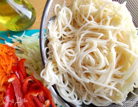 После чего откинуть на сито.