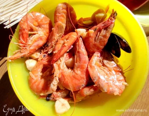 Креветки (300 г) отварить и припустить с чесноком на сковороде с маслом.