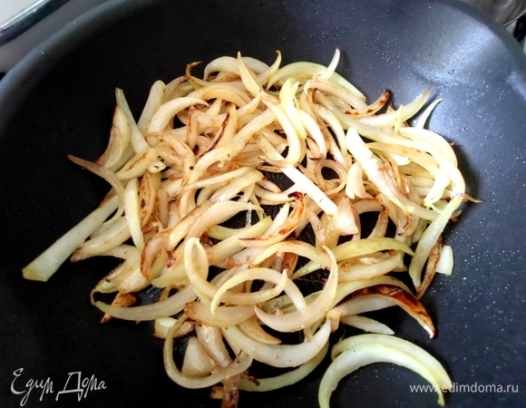 Обжарить овощи с луком и чесноком.