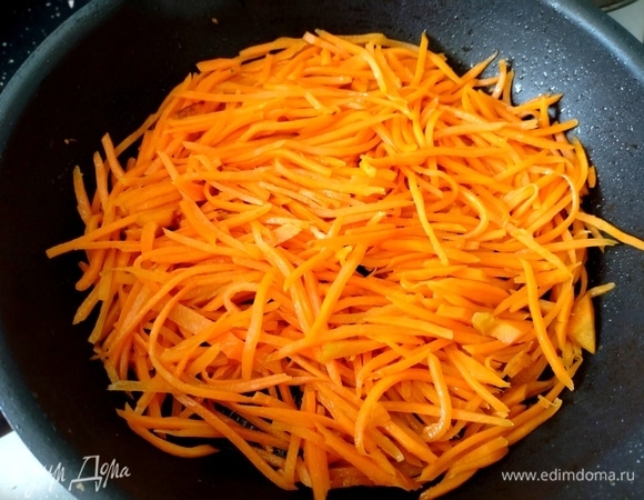 Вынуть лук и обжарить морковь.