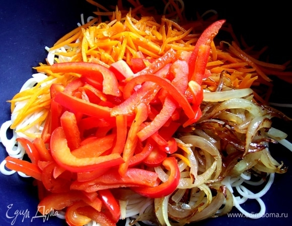 Перенести овощи к лапше.