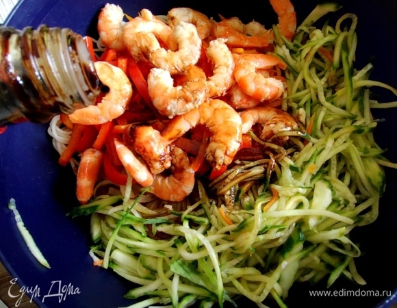 Затем креветки с огурцами, которые нужно полить соевым соусом.