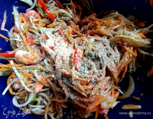 Смешать все со специями. В состав азиатской приправы входит: кинза, кориандр, чеснок, чили, имбирь, куркума, кумин, пажитник и лемонграсс.