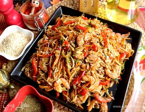 Вместо креветок можно использовать куриную грудку, нарезав ее соломкой и обжарив в воке.