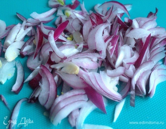 Лук тонко нашинковать.