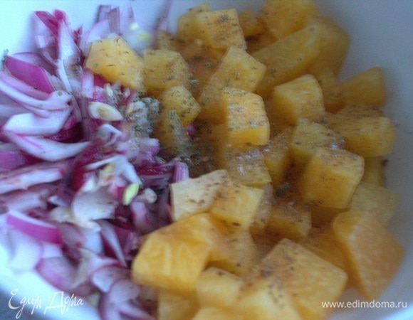 Соединить лук и тыкву.