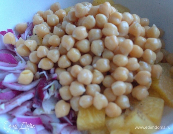 Пересыпать к ним нут.