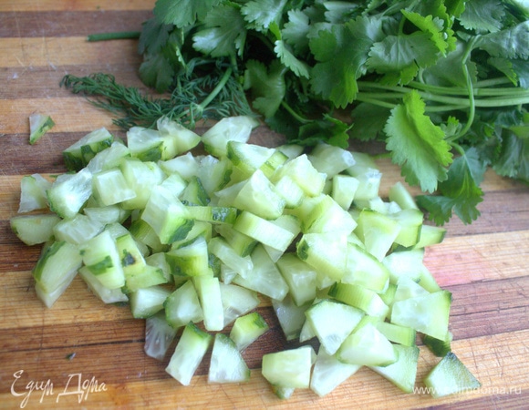 Добавить свежести в виде зелени (кинза) и свежего огурца.