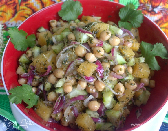 Полить заправкой салат.