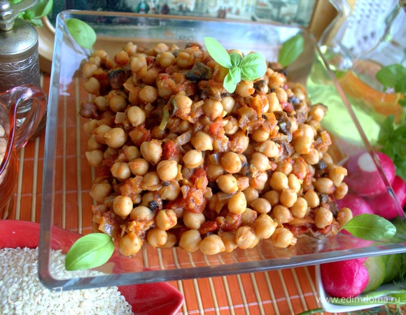 Так как нут долго варится, я его всегда варю сразу на 2–3 рецепта, главное, хранить в холодильнике под плотной крышкой. Кроме салата, можно приготовить из нута рагу: https://www.edimdoma.ru/retsepty/151562-ragu-iz-nuta-chole-masala.