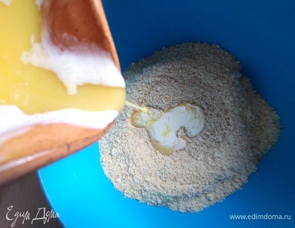 Перелить в крошку, перетереть вместе.