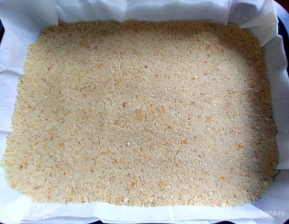 Утрамбовать по дну. Можно слегка запечь основу, но я не стала.