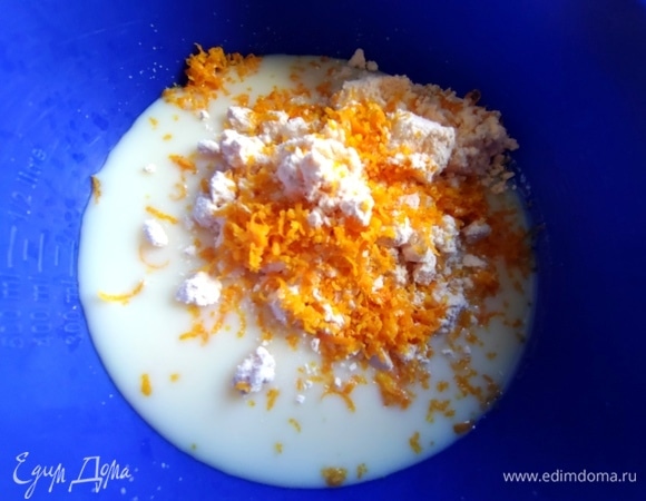 Для начинки в банку сгущенки добавить тоже цедру цитрусовых и желтки, которые я заменила яичным порошком. Храню порошок в холодильнике.