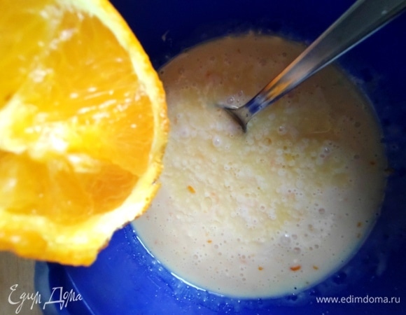 Выжать сок апельсина.