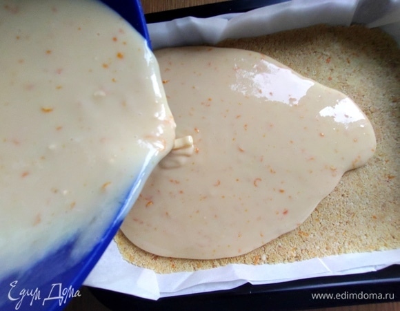 Смешать начинку и перелить на основу.